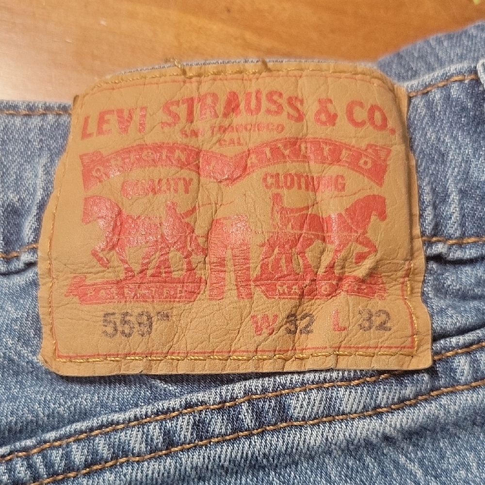 Levi's Relaxed Blue and Tan Jeans with Classic Style